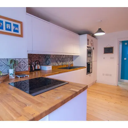 Spacious 2br Garden Flat For 6 In Lägenhet