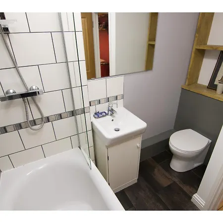 Spacious 2br Garden Flat For 6 In *