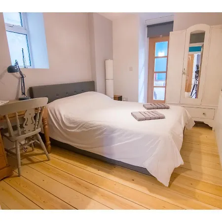 Spacious 2br Garden Flat For 6 In Lägenhet
