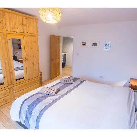 Spacious 2br Garden Flat For 6 In Lägenhet